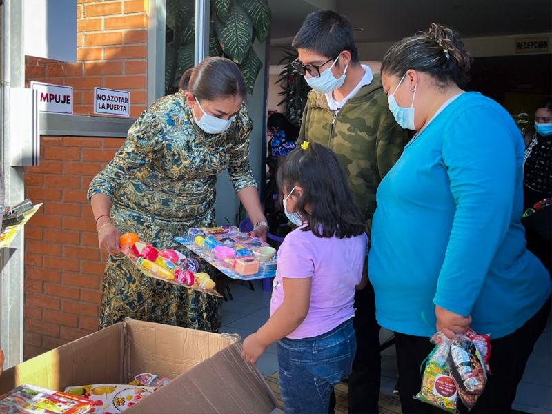 La Presidenta Municipal Dra. Victoria Víquez Vega regaló juguetes a niñas y niños que acuden a UBRIS