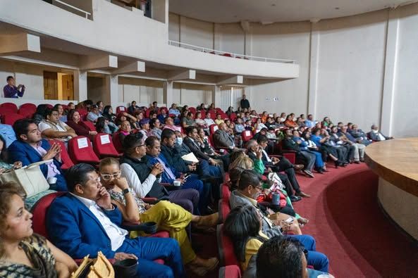 LA MAGIA DE LA POESÍA EN EL TEATRO TLAPALLAN