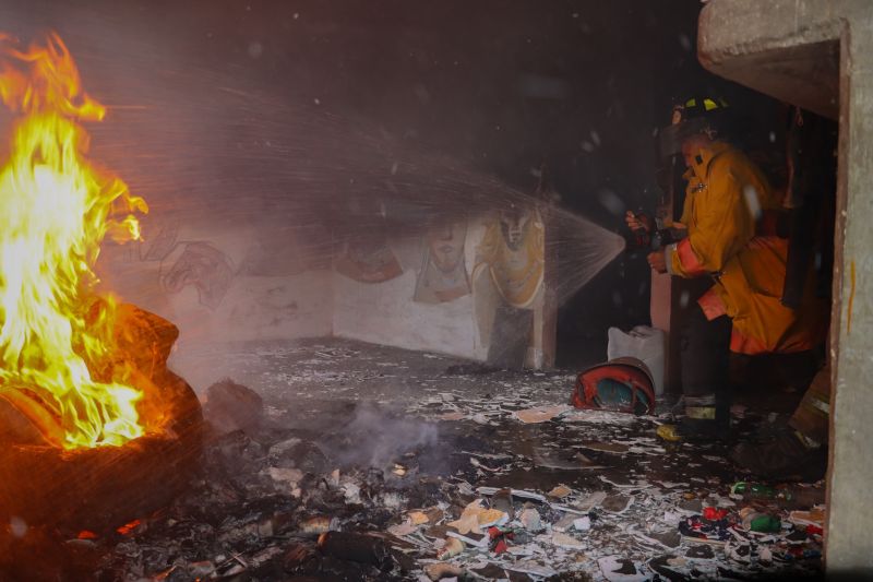Protección Civil y Bomberos M.O  PERMITE CONTROLAR INCENDIO EN VIVIENDA ABANDONADA Y BRINDAN APOYO