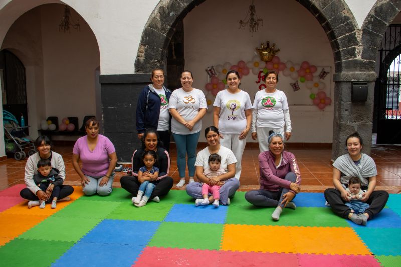 Se llevó a cabo la clase especial de yoga “Mamá & Yo”