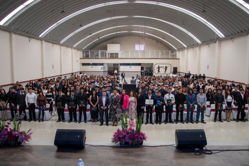 Un paso hacia el futuro: Entrega de Títulos a egresados del CBT Isaac Newton
