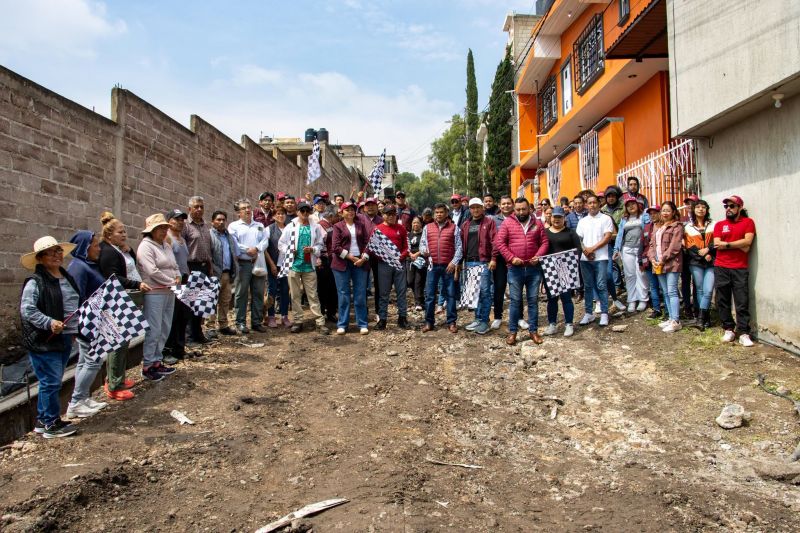 Con obras que transforman, inicia la construcción de guarniciones y banquetas en Cerrada Bugambilias