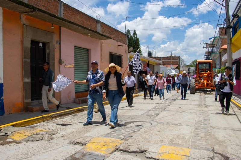 OBRA DE PAVIMENTACIÓN CON CONCRETO HIDRÁULICO DRENAJE GUARNICIONES Y BANQUETAS CALLE LÁZARO CÁRDENAS