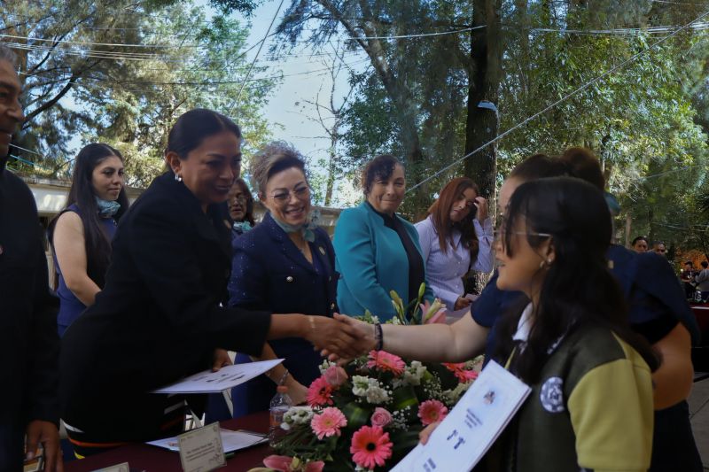 Dra. Victoria Víquez Vega participa como invitada especial en la clausura de la Escuela Secundaria T